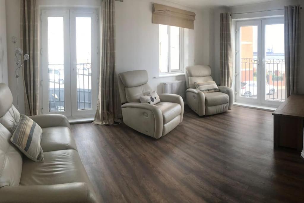 Beachfront Pet Friendly Townhouse, Stunning Views * Port Talbot