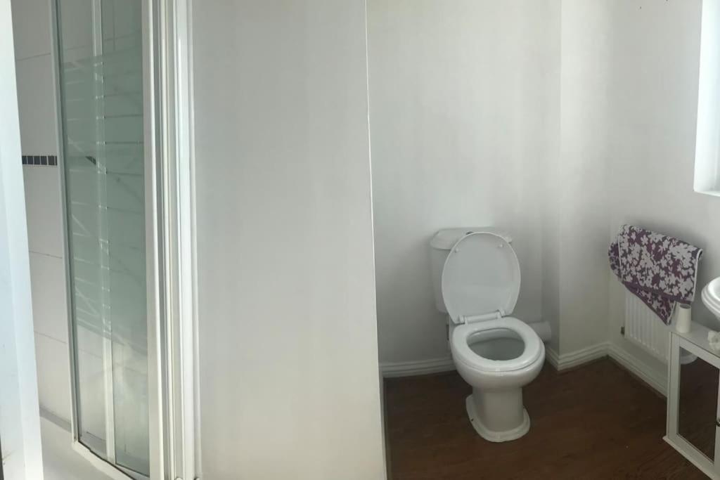 Beachfront Pet Friendly Townhouse, Stunning Views * Port Talbot