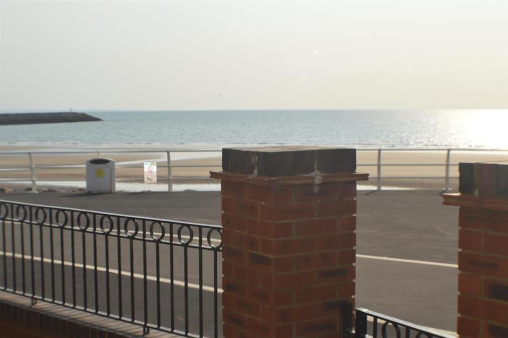 Beachfront Pet Friendly Townhouse, Stunning Views * Port Talbot
