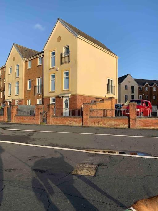 Holiday home Beachfront Pet Friendly Townhouse, Stunning Views Port Talbot