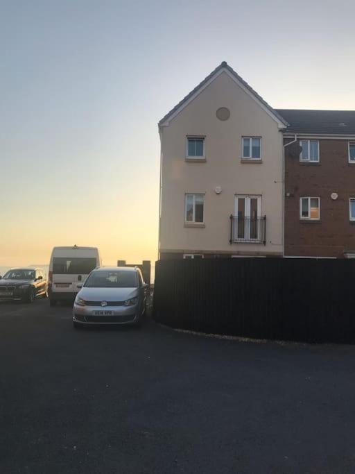 Beachfront Pet Friendly Townhouse, Stunning Views Holiday home Port Talbot